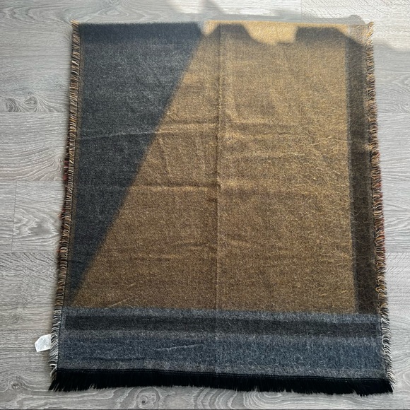 TITIKA Reversible Wool Blanket Scarf with Geometric Shapes - Picture 5 of 10